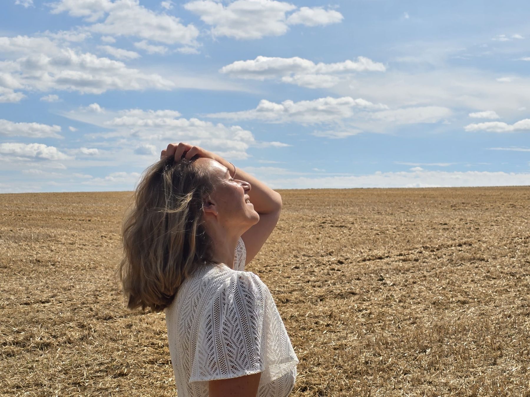 Tanja Tetzlaff mit dem Gesicht in der Sonne